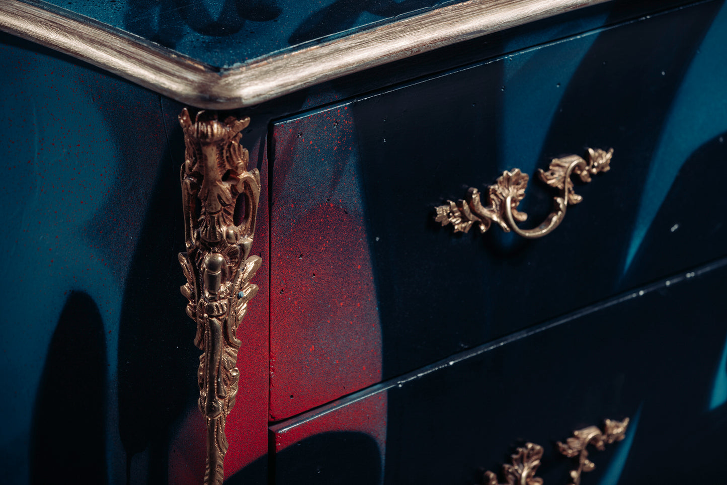 Brutal Baroque Abstraktes Graffiti Vintage Kommode